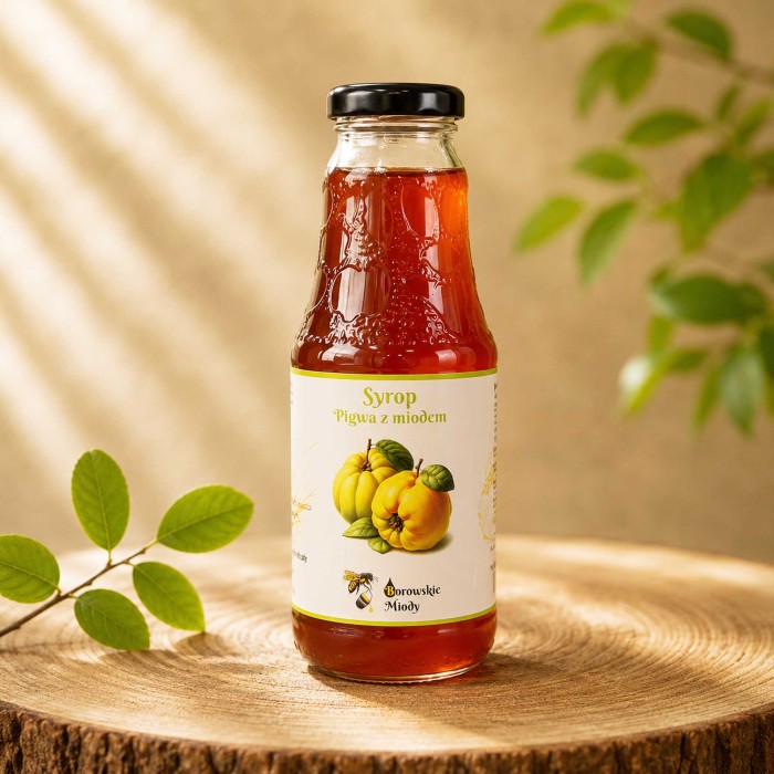Syrop Pigwa z miodem Borowskie Miody w szklanej butelce na tle drewnianego plastra – naturalny syrop pigwowy z pasieki.